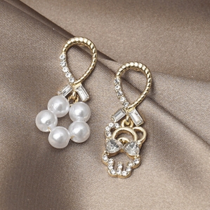  韩国高级感个性不对称珍珠小熊耳钉耳饰女