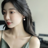 S925银针韩国轻奢小众设计珍珠简约气质新款DO镶钻耳钉耳饰女