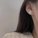 S925银针韩国白色花朵2022年新款潮独特小众设计感高级网红耳钉耳环女