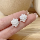 S925银针韩国白色花朵2022年新款潮独特小众设计感高级网红耳钉耳环女