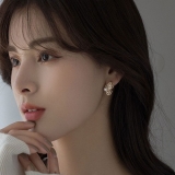  韩国2022年新款轻奢蝴蝶珍珠个性简约气质小众设计高级耳钉耳饰女