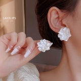S925银针韩国白色花朵2022年新款潮小众复古法式耳钉耳饰