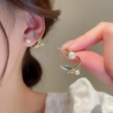 S925银针韩国新款珍珠闪钻树叶ins时尚气质小众设计感轻奢耳钉耳饰