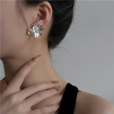 S925银针韩国小众设计感金属花瓣冷性风花卉花朵大立体耳钉耳饰