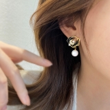 S925银针韩国山茶花小众气质轻奢高级设计感珍珠耳钉耳饰