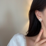 @特价 银针韩国花朵珍珠简约气质独特小众高级设计感仙气耳钉耳饰