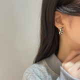 S925银针韩国小熊黑白格子独特气质轻奢小众高级设计感耳钉耳饰