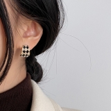 S925银针韩国法式复古黑白棋盘格几何珍珠个性气质高级设计感耳钉耳饰