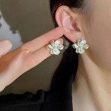 S925银针韩国珍珠滴油花朵时尚百搭网红轻奢个性高级设计感耳钉耳饰