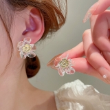 S925银针韩国透明感树脂小雏菊花朵时尚超仙气质高级设计感耳钉耳饰