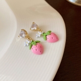 S925银针韩国镶钻草莓粉色轻奢小众清新高级设计感耳钉耳饰