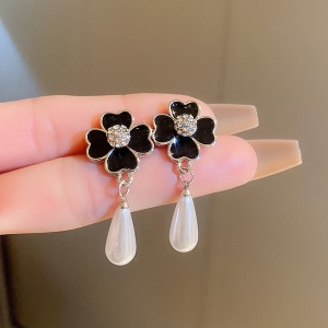 韩国镶钻珍珠四叶小草耳环轻奢高级感耳钉复古气质耳饰女