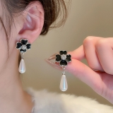 韩国镶钻珍珠四叶小草耳环轻奢高级感耳钉复古气质耳饰女