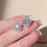 精致四叶草耳钉女2024年新款洋气耳环高级感气质耳坠小巧精致耳饰