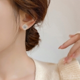 精致四叶草耳钉女2024年新款洋气耳环高级感气质耳坠小巧精致耳饰