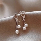 @特价 不对称爱心珍珠耳环女新款2024年爆款独特耳钉轻奢气质高级感耳饰