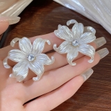 独特夸张白色大花朵耳钉女爆款潮气质小众耳环夏季高级感百搭耳饰