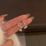 @特价 不对称爱心珍珠耳环女新款2024年爆款独特耳钉轻奢气质高级感耳饰