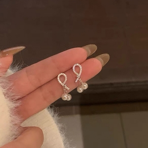 @特价 不对称爱心珍珠耳环女新款2024年爆款独特耳钉轻奢气质高级感耳饰
