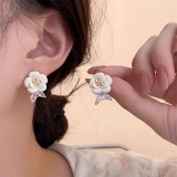 韩国白色山茶花耳钉女法式名媛小香风精致耳环2024年小众独特耳饰