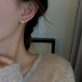 【铜产品】法式复古镂空金属珍珠耳环女高级感耳钉简约小巧百搭气质韩国耳饰