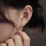 韩国咖色爱心锆石耳钉ins女气质小众个性迷你耳骨钉心形耳饰