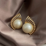 个性设计复古耳钉耳饰真金电镀镂空扇形银针大气高级感珍珠耳环女