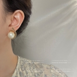 个性设计复古耳钉耳饰真金电镀镂空扇形银针大气高级感珍珠耳环女
