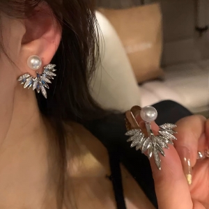小众设计高级感新款后挂式羽毛珍珠耳钉独特耳环春夏高级感耳饰女