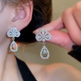 韩国云朵水滴流苏耳环轻奢高级感耳钉百搭通勤个性气质耳饰女