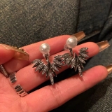 小众设计高级感新款后挂式羽毛珍珠耳钉独特耳环春夏高级感耳饰女