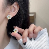 森系小清新彩色亚克力花朵耳环女时尚气质五彩花瓣耳钉网红耳饰品