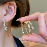 满钻个性扭曲耳圈欧美简约气质耳环轻奢高级感圆圈耳扣耳饰女