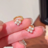18K真金电镀新款爆款四瓣花朵珍珠耳环女小巧精致高级感百搭珠珠耳饰