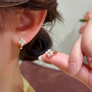 18K真金电镀新款爆款四瓣花朵珍珠耳环女小巧精致高级感百搭珠珠耳饰