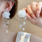 白色立体绣球花流苏水晶吊坠耳钉精致小香风轻奢宴会独特耳饰小众