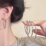 韩国素圈耳圈女小众设计感简约冷淡风耳饰2025新款爆款显脸小耳环