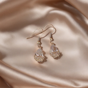 韩国高级感耳环法式浪漫水滴水晶耳坠简约气质女百搭微镶锆石耳饰