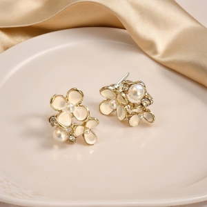 小巧珍珠花朵耳钉女镶钻小众设计日常百搭高级感迷你温柔甜美新款