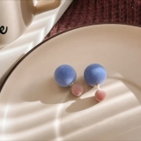 简约撞色植绒圆球饰品小众甜美双面大小球耳钉高级感可爱通勤耳饰