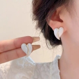 轻奢高级感小众设计白色滴釉爱心耳环女夏2023新款爆款耳钉耳饰品