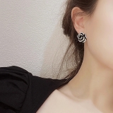 黑色山茶花耳钉2025新款潮高级感耳环玫瑰花瓣耳钉耳饰女