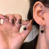 不对称黑色玫瑰花爱心耳环女小众设计简约气质百搭高级感耳钉耳饰