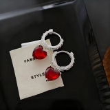 缤纷糖果色多彩爱心耳扣新款设计简约精致时尚ins轻奢高级感耳饰