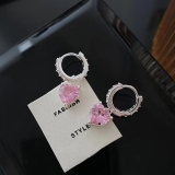 缤纷糖果色多彩爱心耳扣新款设计简约精致时尚ins轻奢高级感耳饰