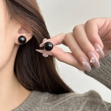 韩系黑色馒头形珍珠耳钉小巧几何设计感精致百搭养耳洞耳