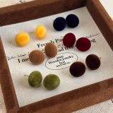 彩色植绒圆球耳钉女款秋冬2026新款复古气质耳环时尚个性甜美耳饰