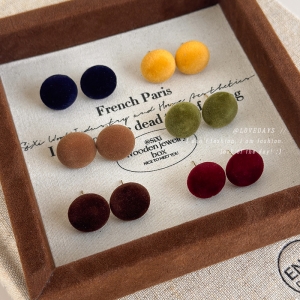 彩色植绒圆球耳钉女款秋冬2026新款复古气质耳环时尚个性甜美耳饰