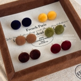 彩色植绒圆球耳钉女款秋冬2026新款复古气质耳环时尚个性甜美耳饰