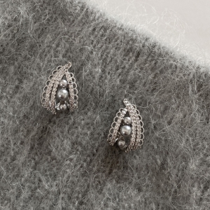 韩国个性清冷灰色珍珠蕾丝耳环轻奢高级感女法式复古小众
